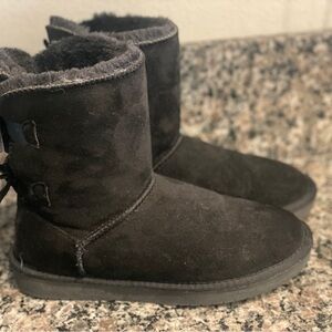 Weestep Black Suede Fur-Lined Mid-Calf Boots w/ Bow Back – Women’s 7